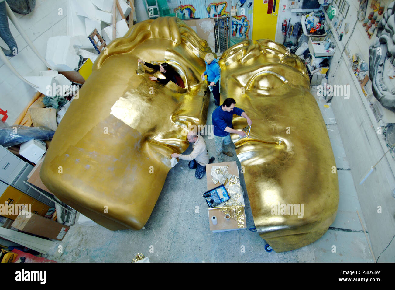 Artist in studio creating a giant BAFTA mask for the 2007 British Academy of Film and Television Arts awards. Stock Photo
