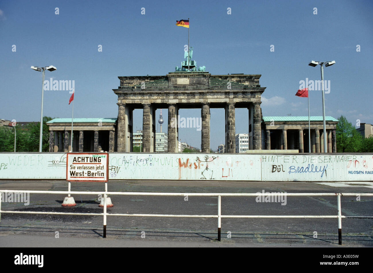 Brandenburg gate 1989 hi-res stock photography and images - Alamy