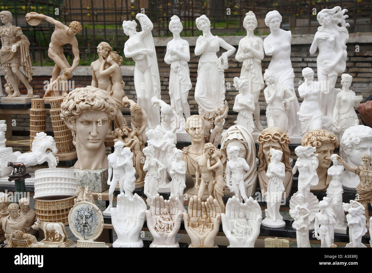 Ancient Rome Souvenirs : Shopping in Rome, Italy for souvenirs : what ...