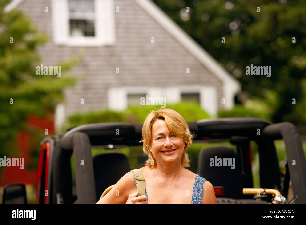 Portrait of a mature woman smiling Stock Photo - Alamy