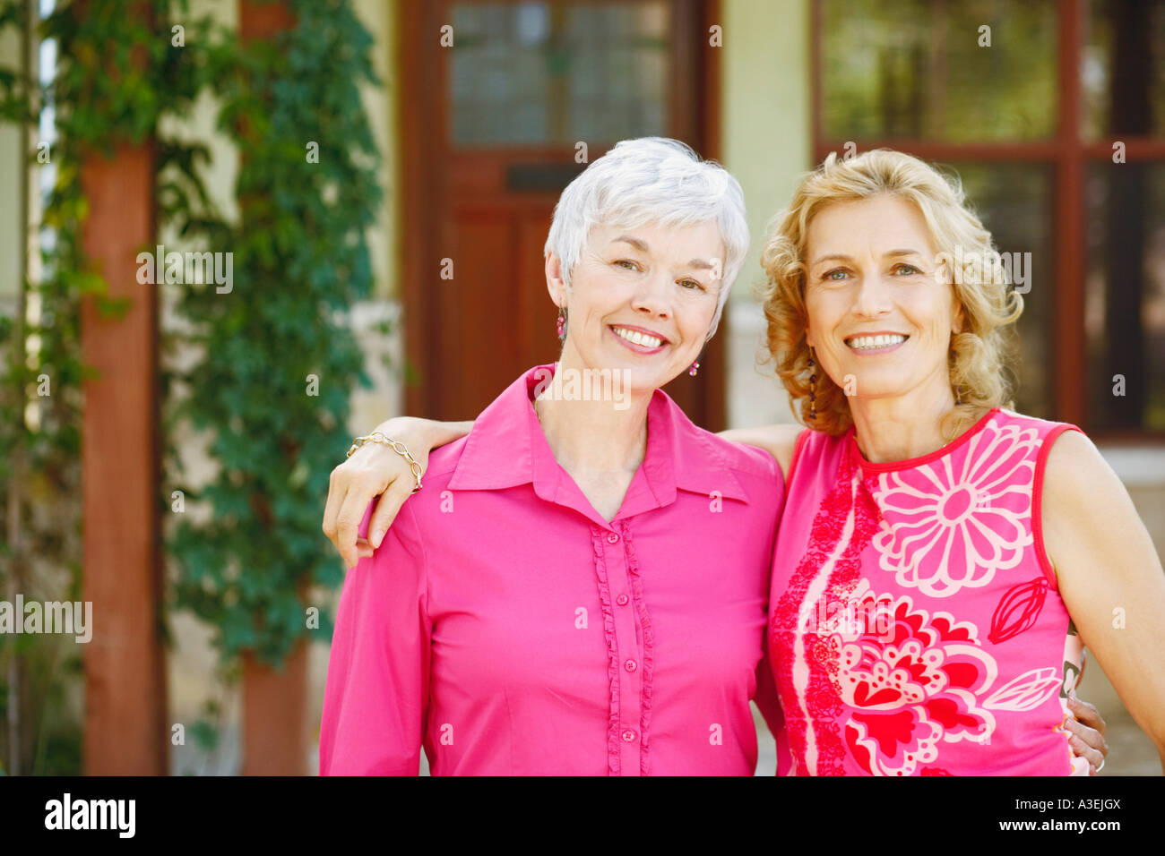 Two women standing together hi-res stock photography and images - Alamy