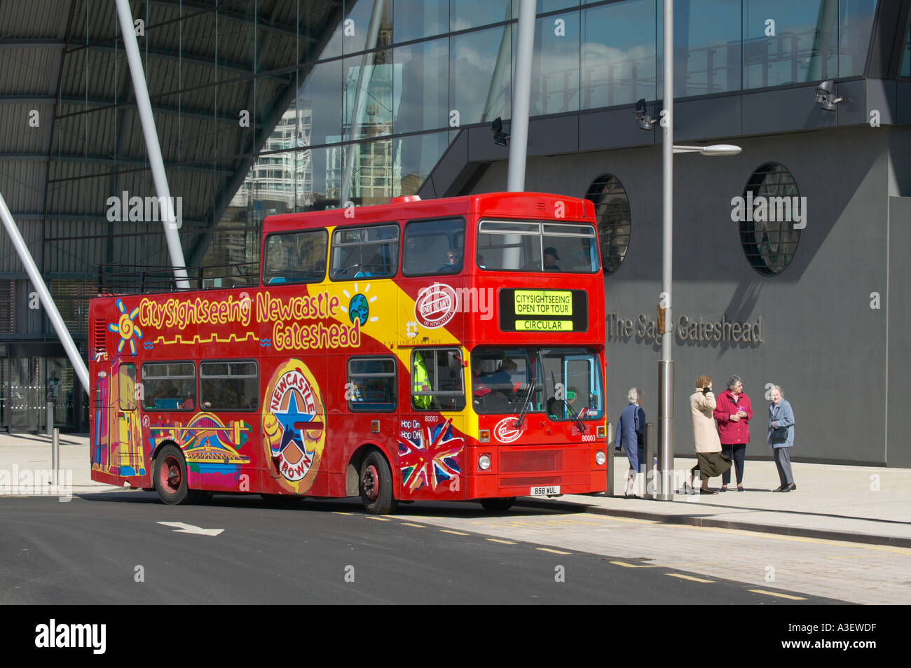 Tourist s sightseeing double decker bus dropping off passengers Stock Photo