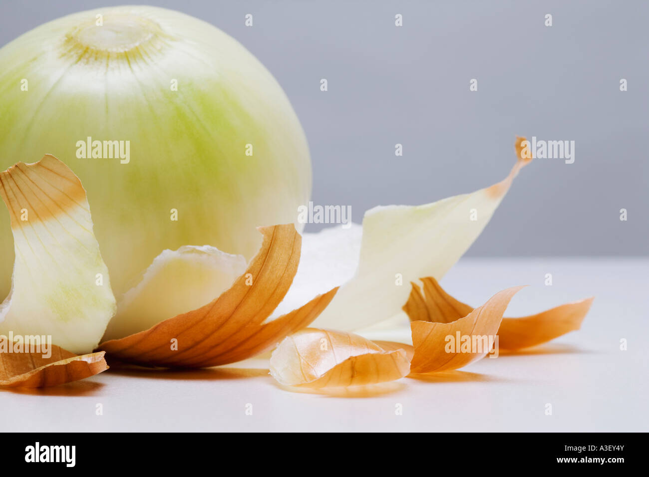 Лук репчатый обработка. Луковичная шелуха. Лук очищенный. Луковая кожура. Peeling onion.