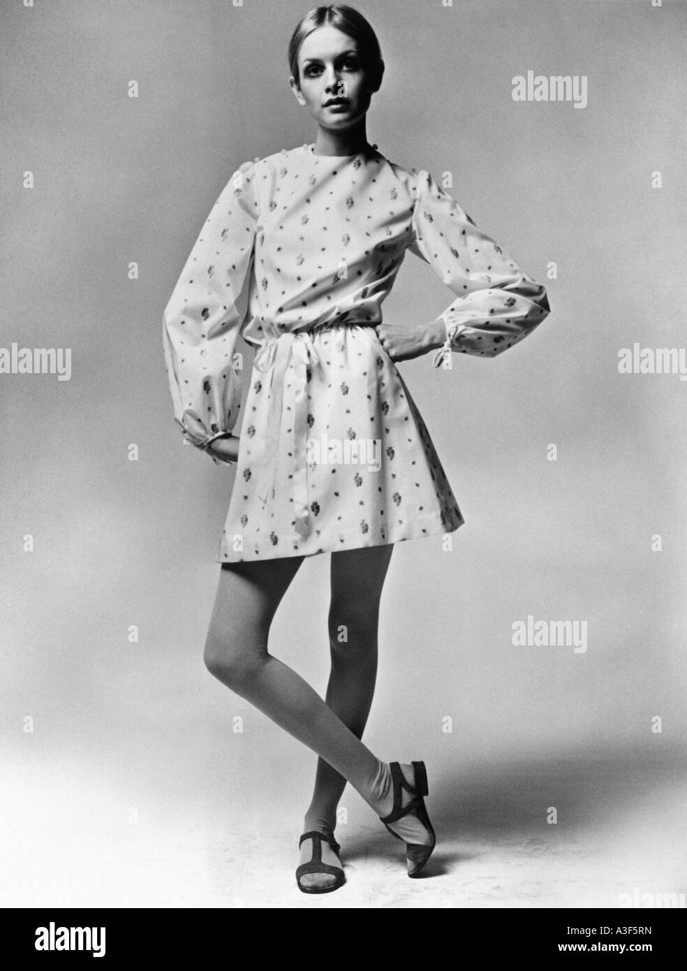 What makes fashion tick, 1967 - Twiggy, Fashion Goods, Photos