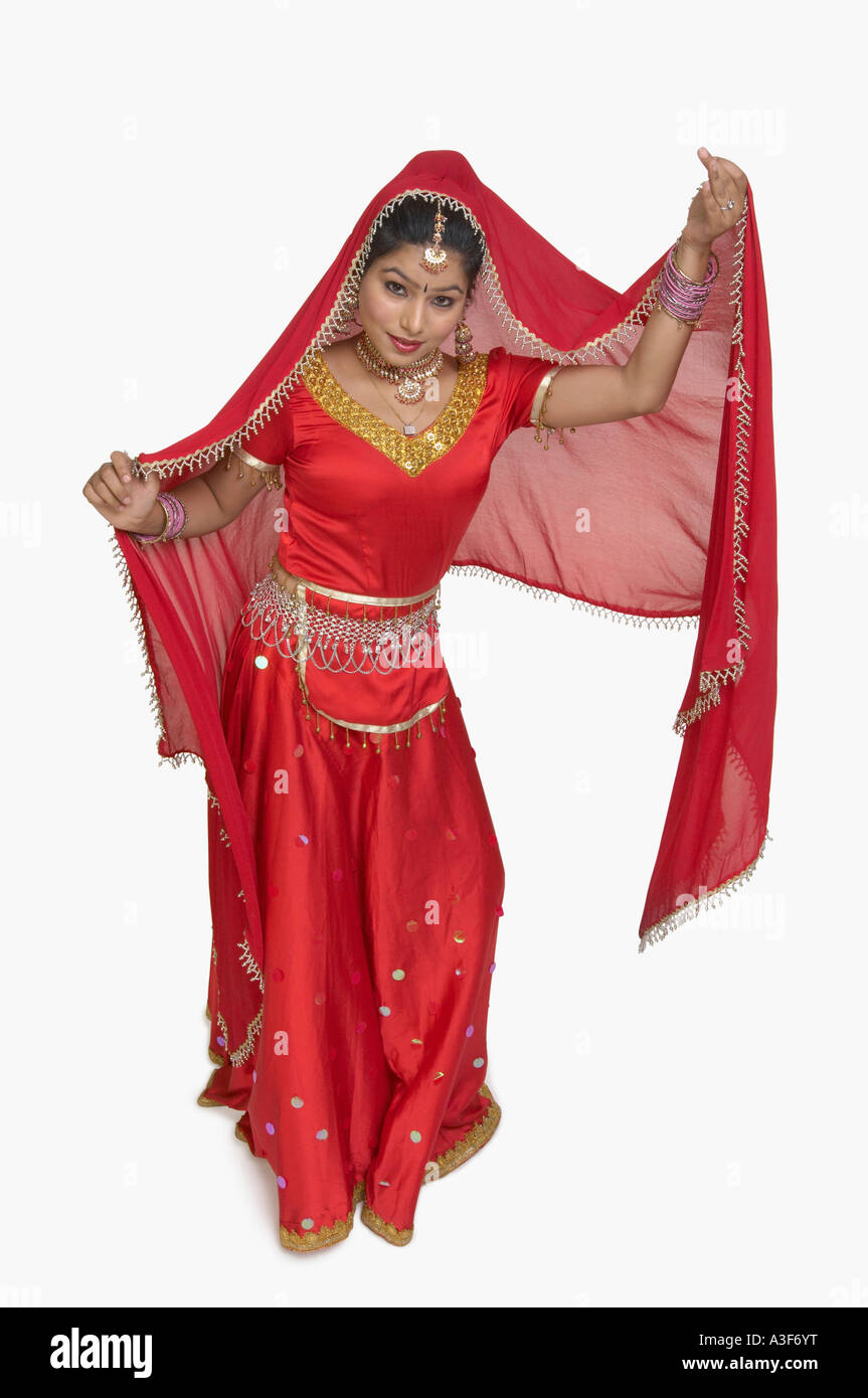 Portrait of a young woman in traditional Indian clothing Stock Photo ...