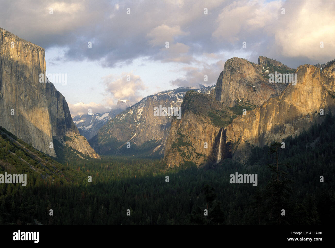 Yosemite overview hi-res stock photography and images - Alamy