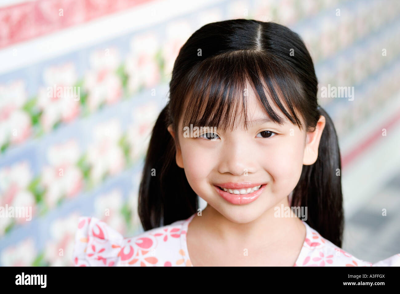 Portrait of a girl smiling Stock Photo - Alamy
