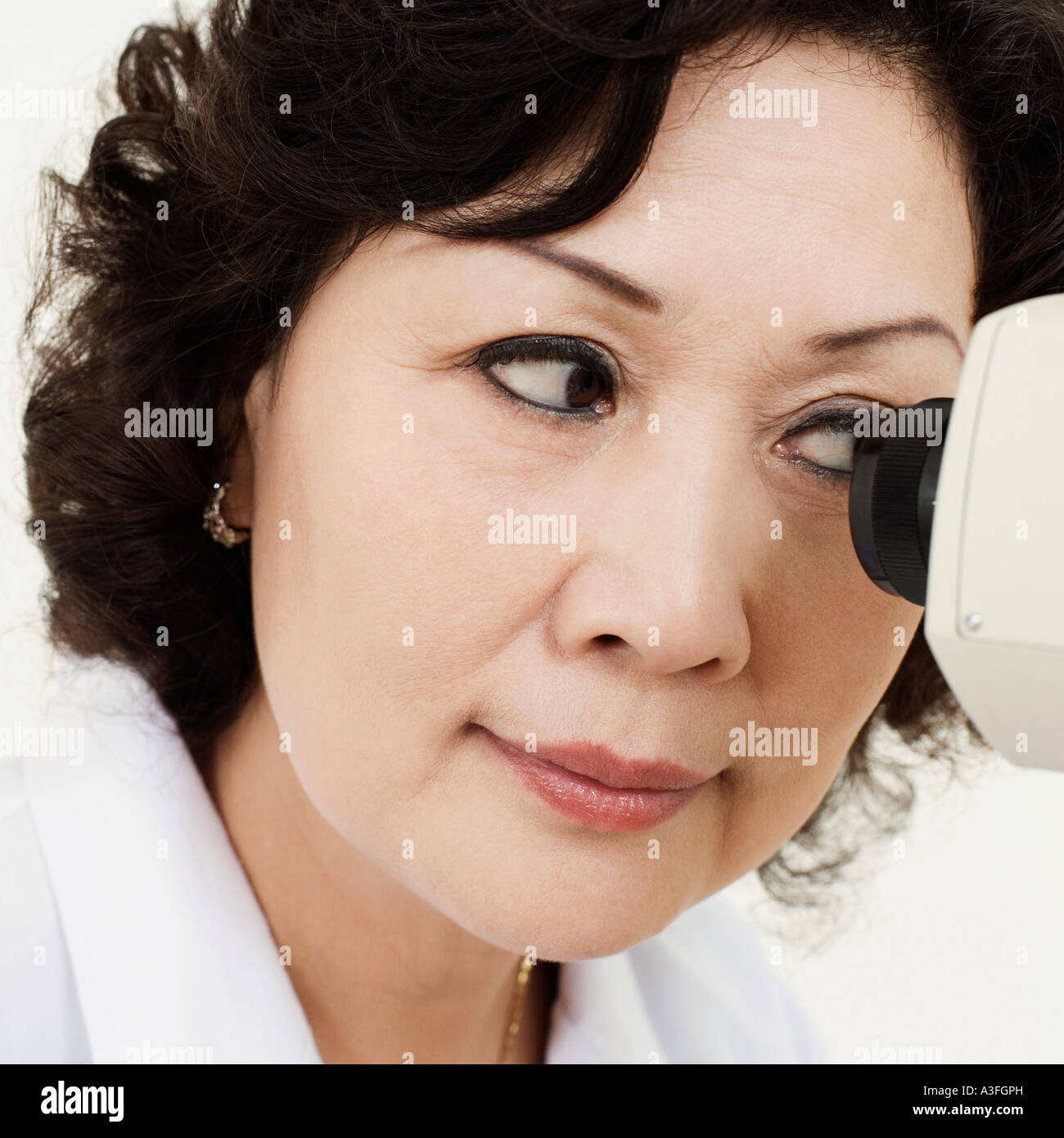 Closeup of an optometrist looking into an ophthalmoscope Stock Photo Alamy