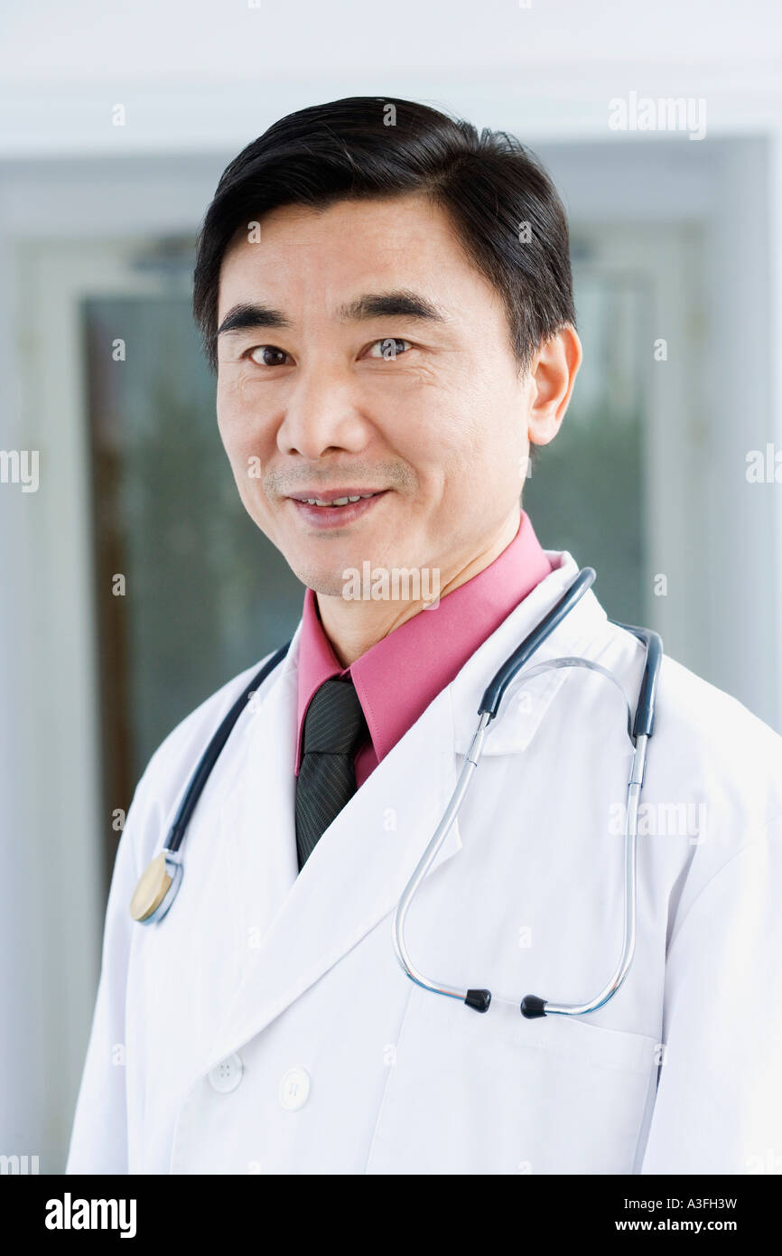 Portrait of a male doctor smiling Stock Photo - Alamy