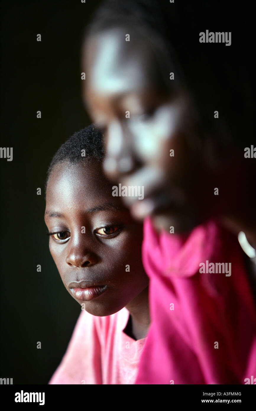 Boy with his mother who has fallen ill with AIDS, Tansania Stock Photo