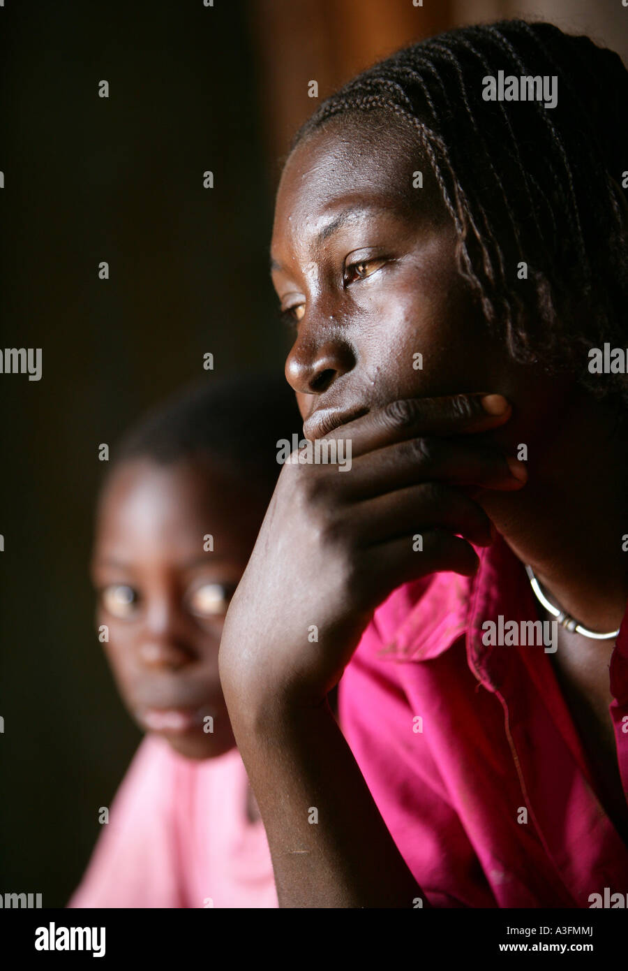 Boy with his mother who has fallen ill with AIDS, Tansania Stock Photo