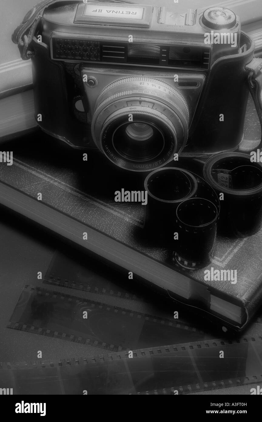 Old fashioned camera viewfinder Black and White Stock Photos & Images