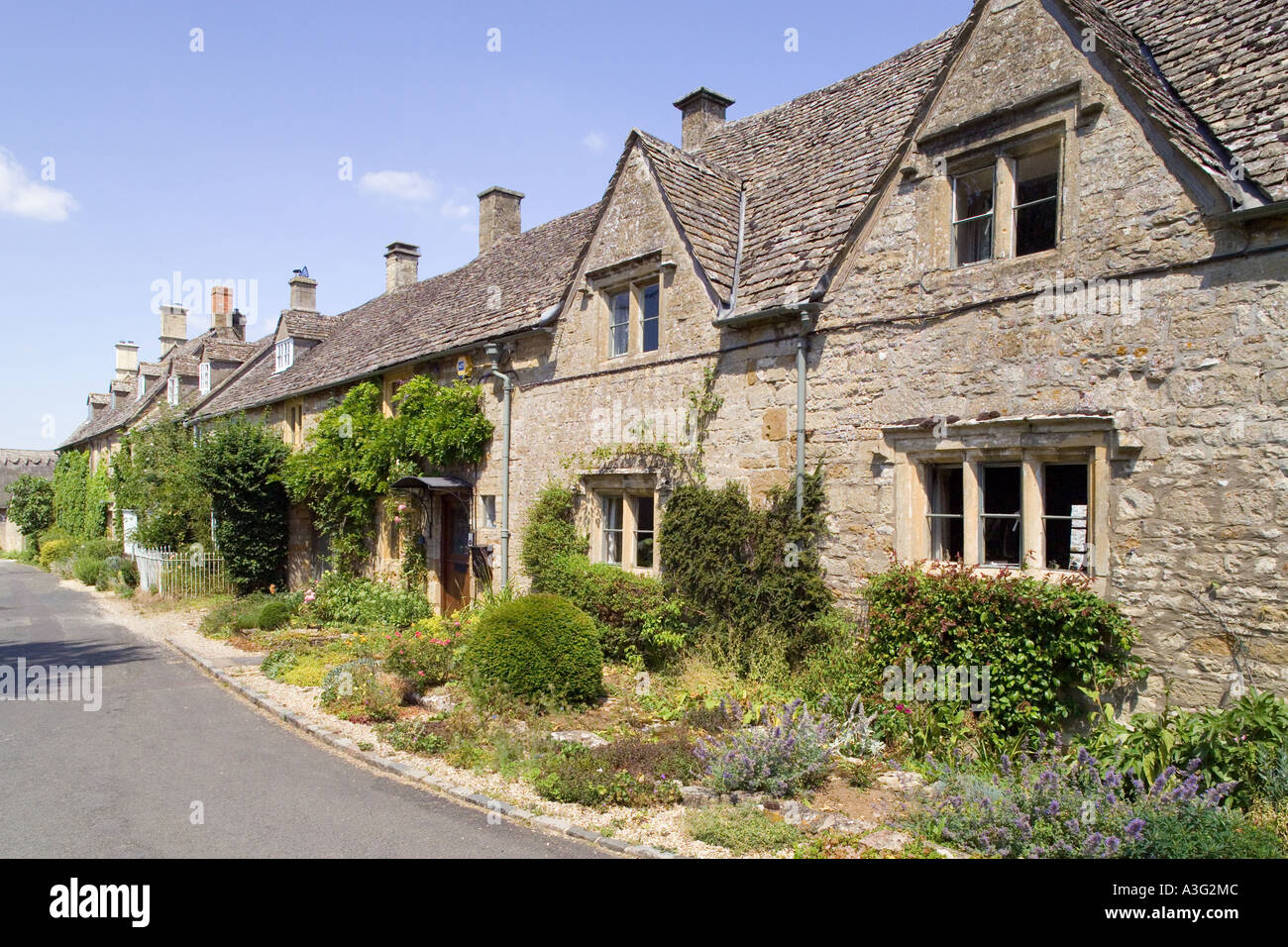 Cottages in the Cotswold village of Bledington, Gloucestershire Stock Photo