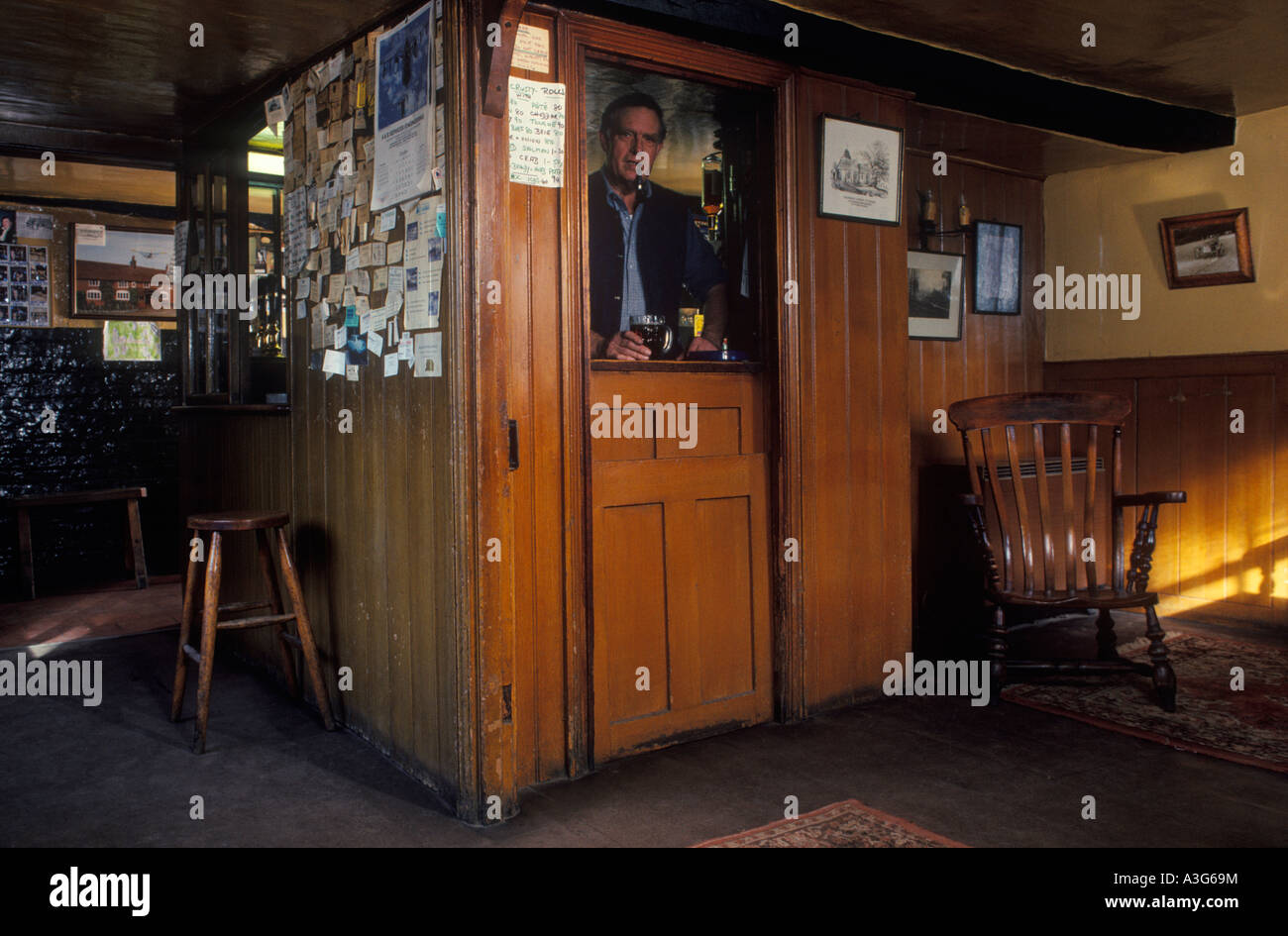 English village pub interior UK.  The Landlord Ian McCauley whoes the publican. The Bell, Aldworth, Berkshire, England 1990s 1992 HOMER SYKES Stock Photo