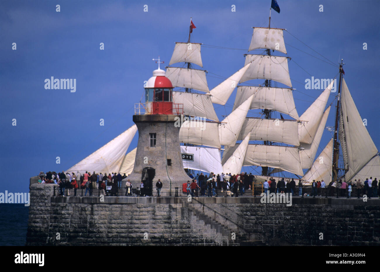 Europa Tall ship passes crowds on South Shields Pier during 2005 Tall Ships Race in Newcastle Stock Photo