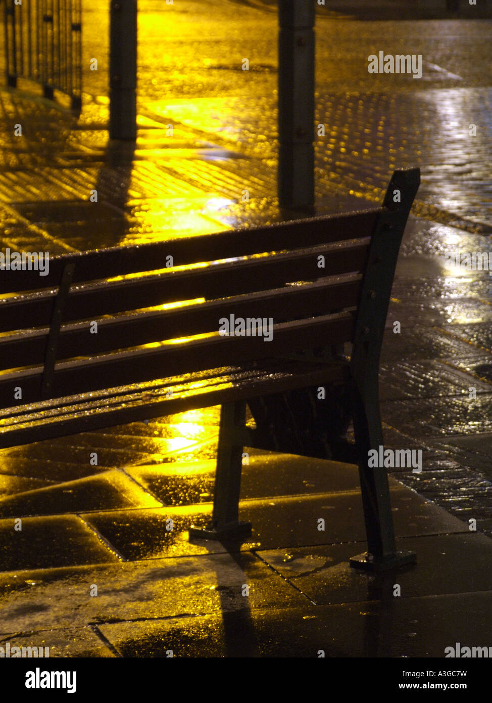 Empty bench street night chair hi-res stock photography and images - Alamy