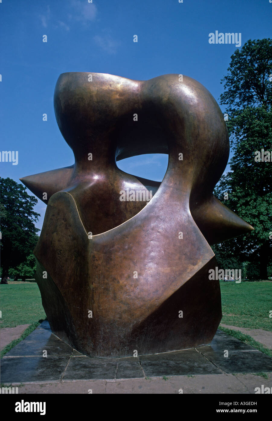 LARGE SPINDLE Henry Moore sculptures forming an open exhibition  in Kensington Gardens 1978 Stock Photo