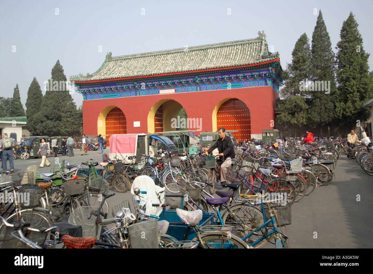 bicycle park outside the gates to the Temple of Heaven Stock Photo