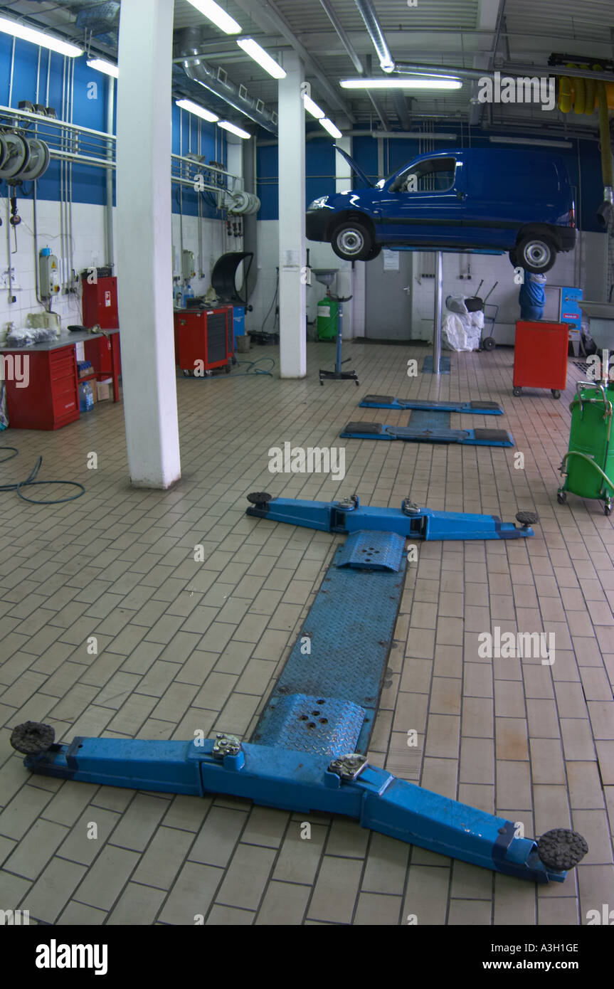 Auto Service Bar Service lift hi-res stock photography and images - Alamy