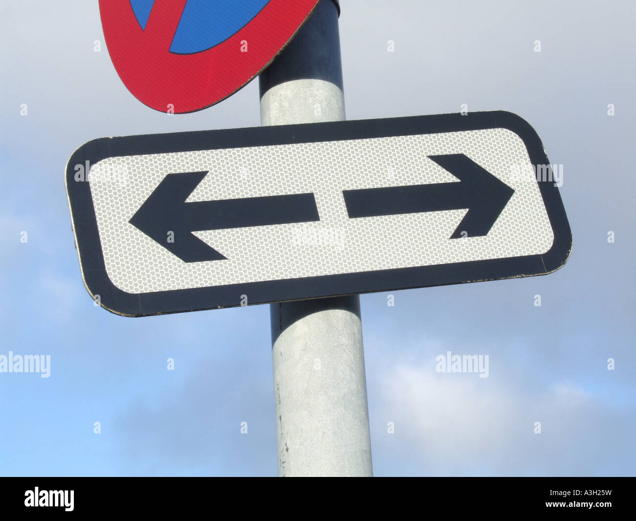 Traffic sign two arrows pointing hi-res stock photography and images - Alamy