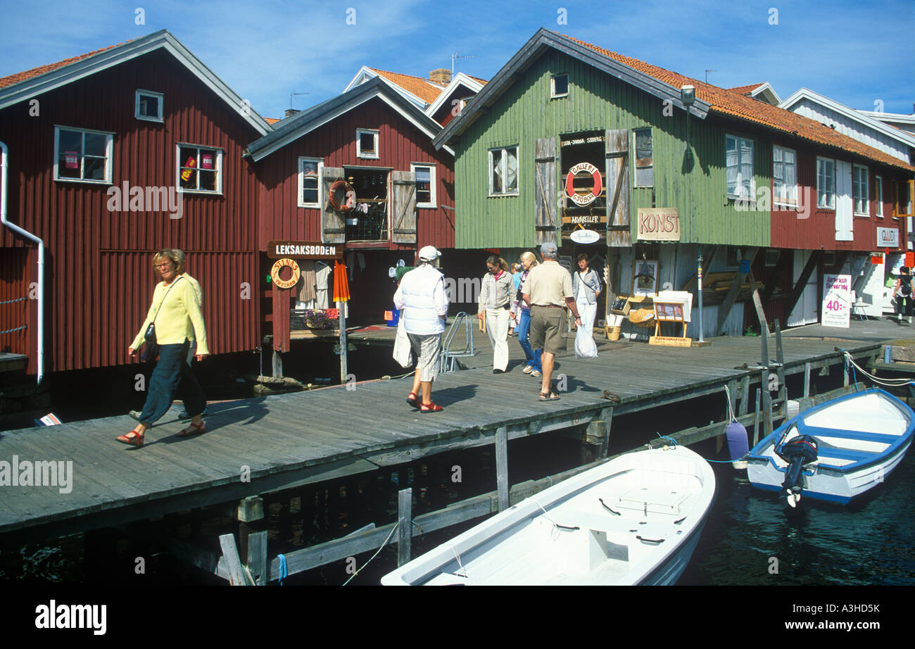 shops-at-the-town-centre-of-smogen-on-the-sotenas-peninsula-in-the