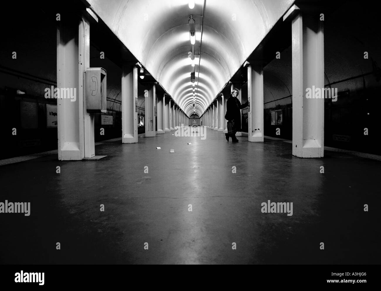 Underground Train Stop black and white, Chicago, el, L, subway, train, stop, station, tunnel ...