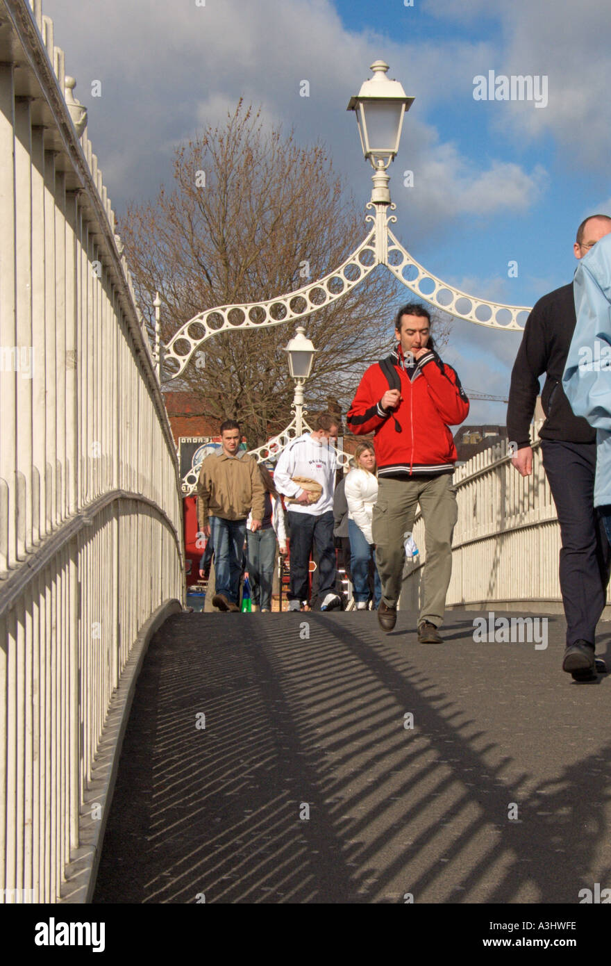 Hapenny bridge dublin vertical hi-res stock photography and images - Alamy