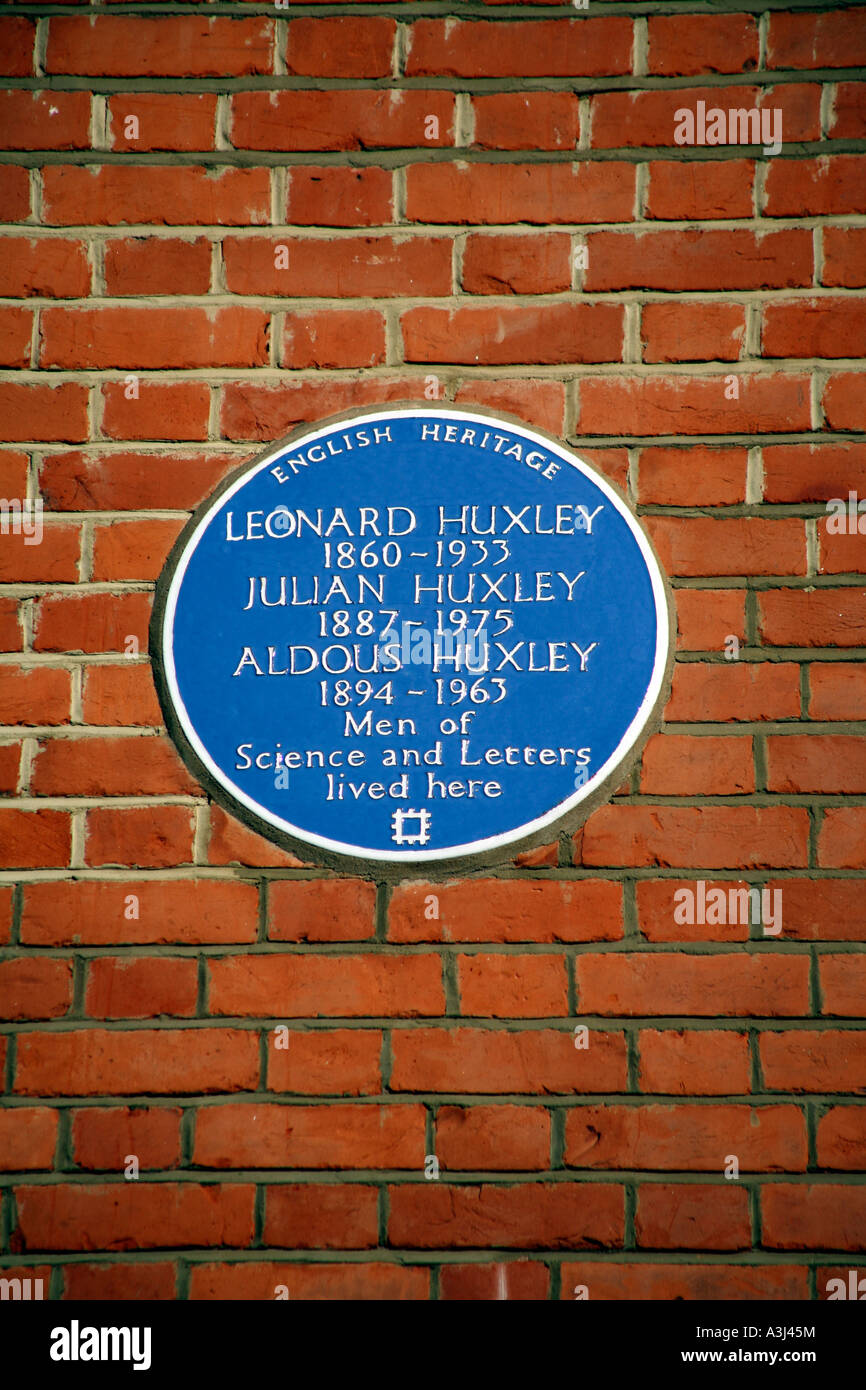 English Heritage Blue Plaque on house in Hampstead, London for Leonard, Julian and  Aldous Huxley Stock Photo