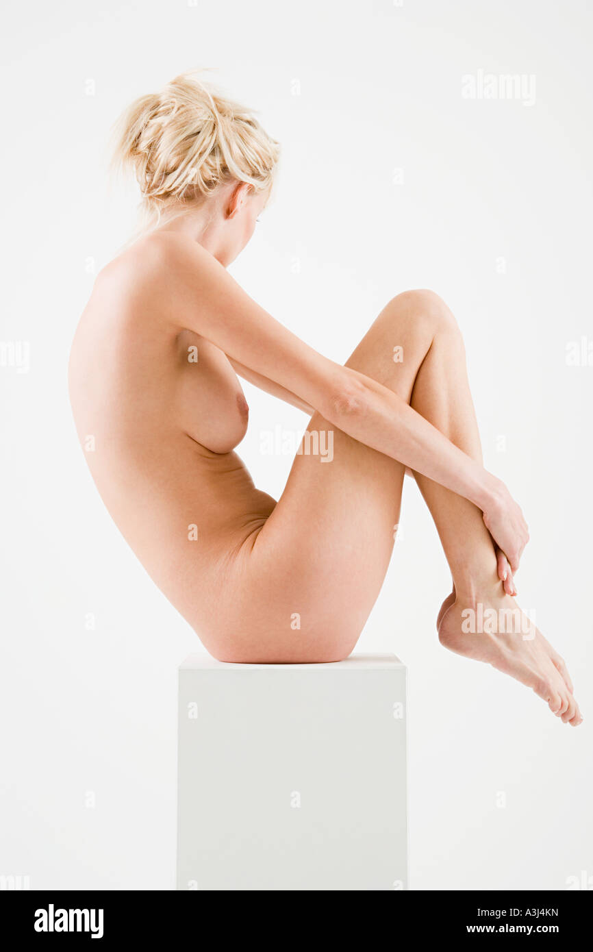 голый бокс Nude woman sitting on a box Stock Photo - Alamy