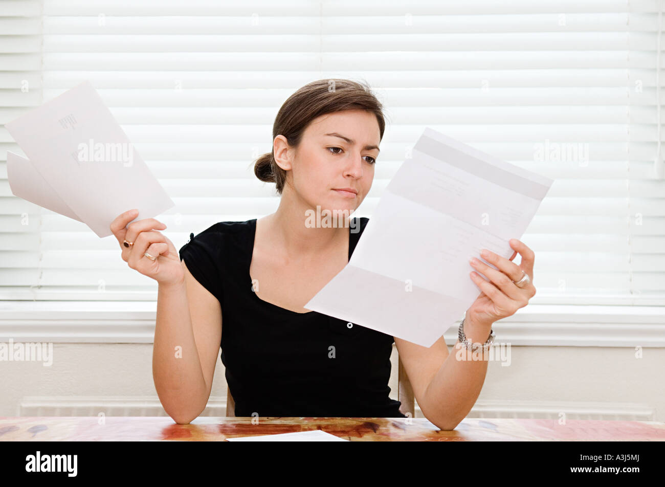 читаемых писем работа. женщина с бумагой в руках. ноутбук документы. мужик читает письмо. человек с документами.