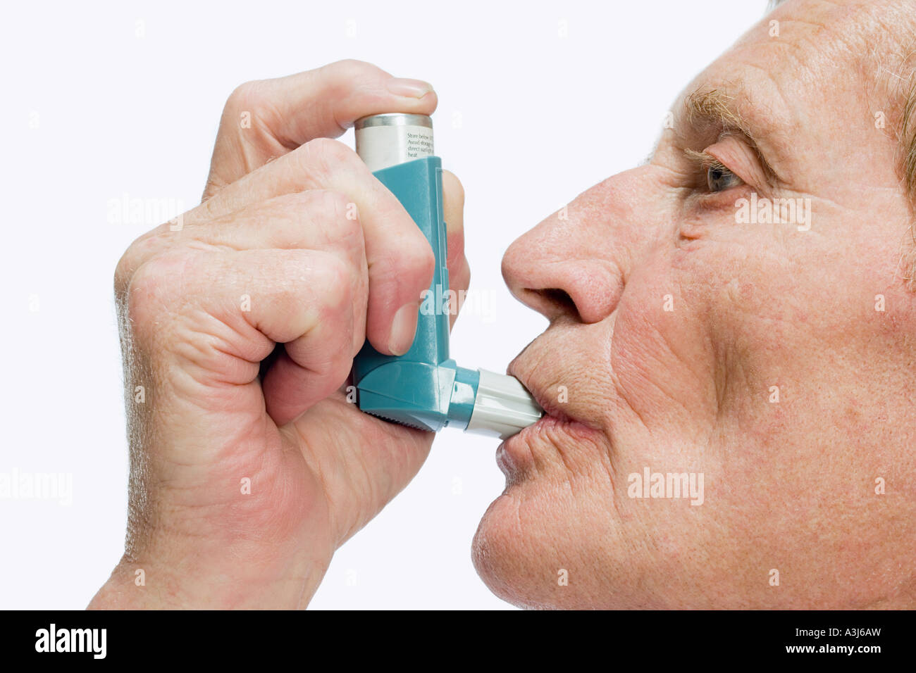 Вода в легкие у пожилых. Ингалятор для больных ХОБЛ. Ингалятор для астматиков при ХОБЛ. Ингалятор астма у пожилых. Заболевания органов дыхания у пожилых.