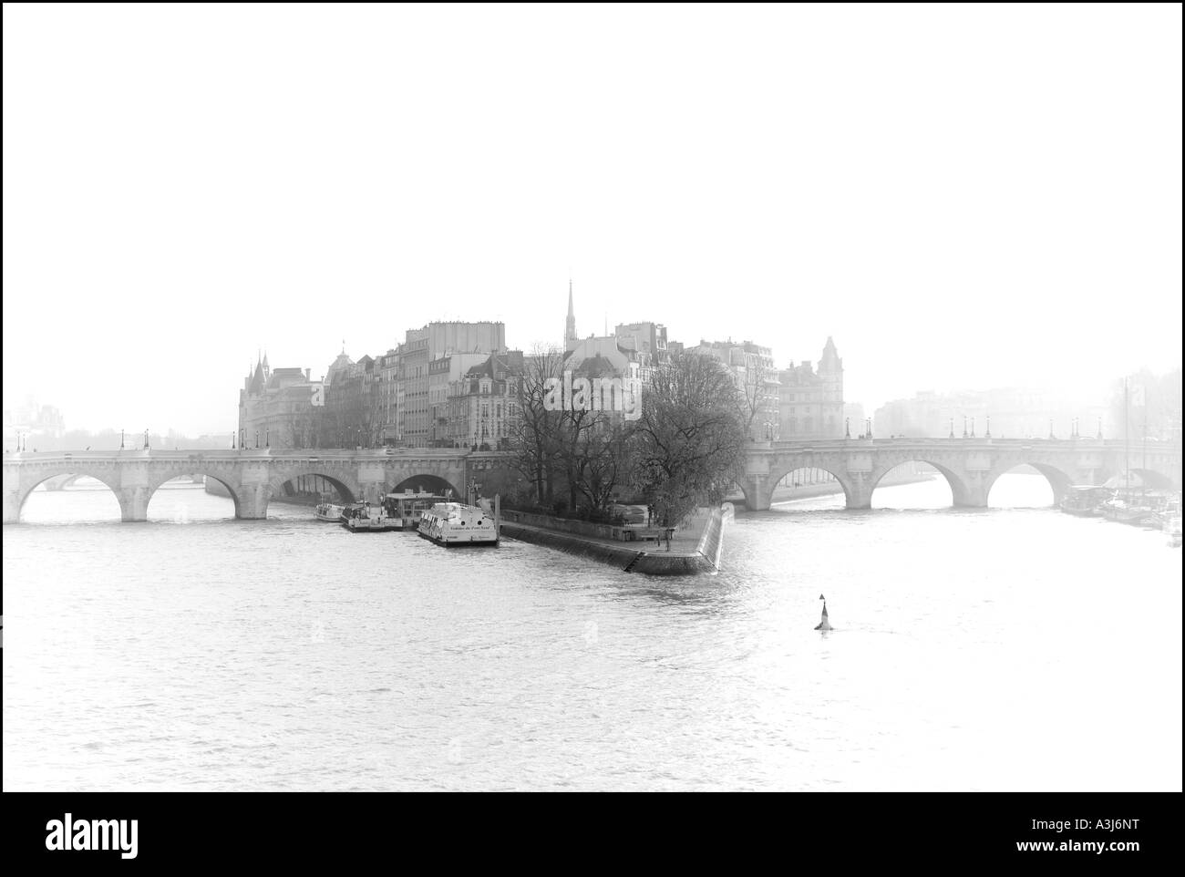 Paris pont neuf ile Black and White Stock Photos & Images - Alamy