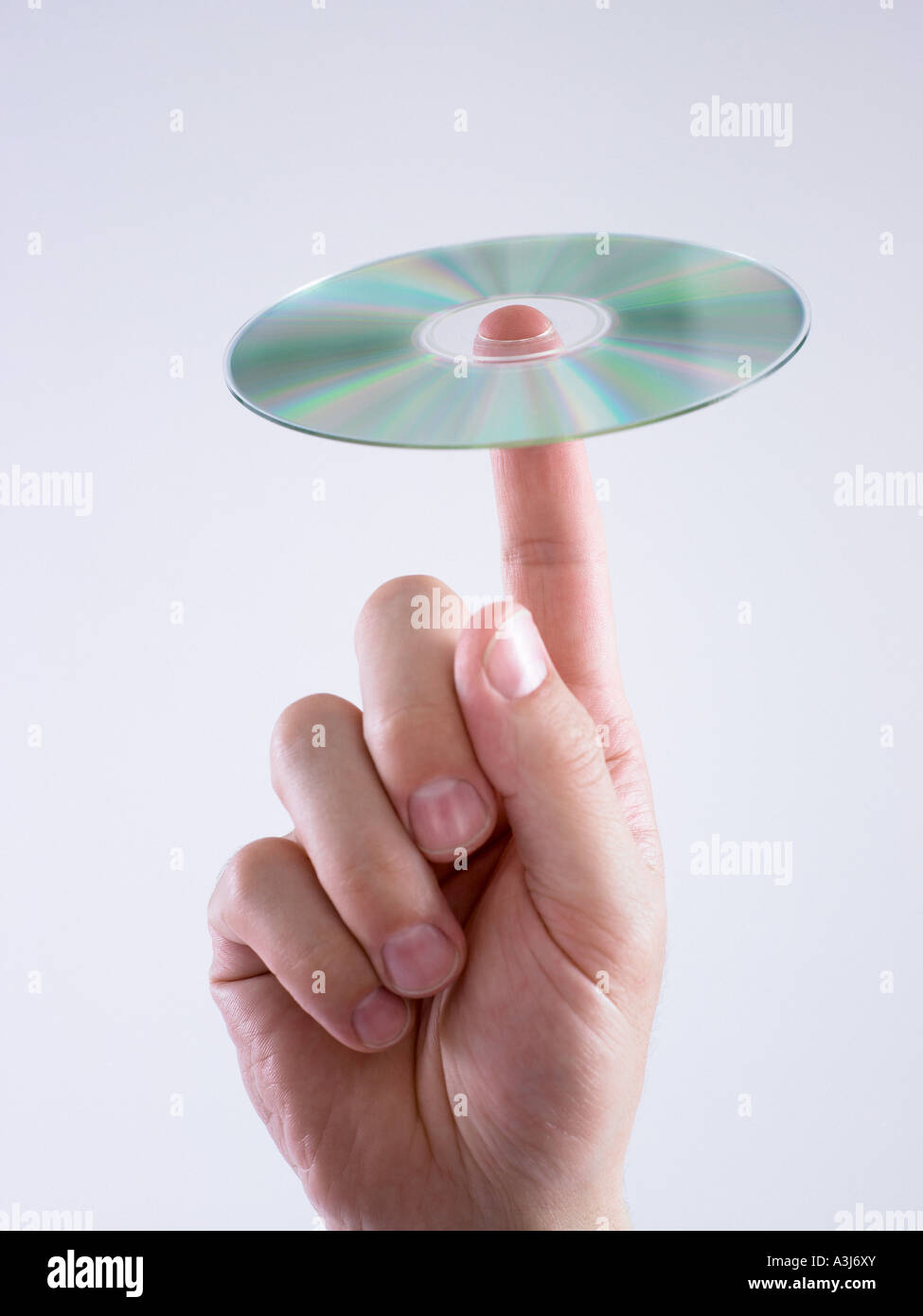 Его можно держать и заставлять вращаться пальцами. Палец в диске. Крутить на пальце. Диск в руке. СД диск на пальце.