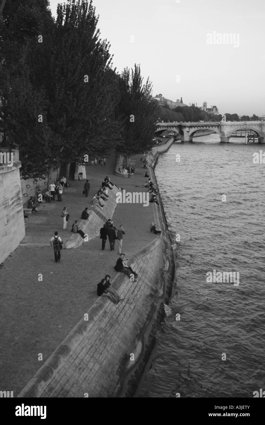 Paris vertical Black and White Stock Photos & Images - Alamy