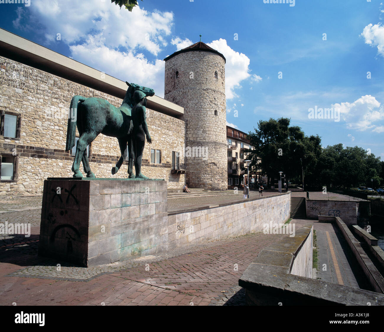 Pferdestatue mit Beginenturm und Resten der ehemaligen Stadtbefestigung von Hannover Stock Photo
