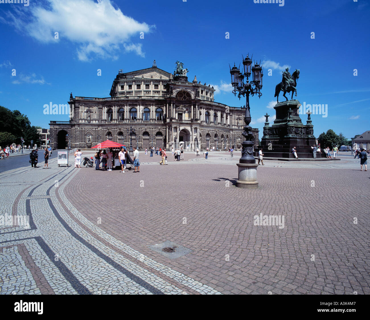 Theaterplatz mit Semperoper und Reiterstatue Koenig Johann in Dresden, Elbe, Sachsen Stock Photo