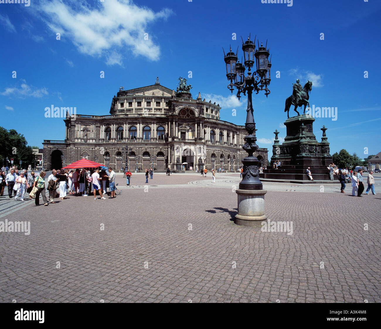 Theaterplatz mit Semperoper und Reiterstatue Koenig Johann in Dresden, Elbe, Sachsen Stock Photo