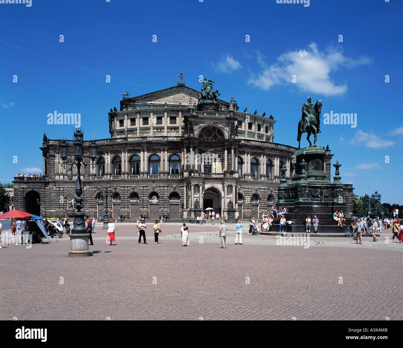 Theaterplatz mit Semperoper und Reiterstatue Koenig Johann in Dresden, Elbe, Sachsen Stock Photo