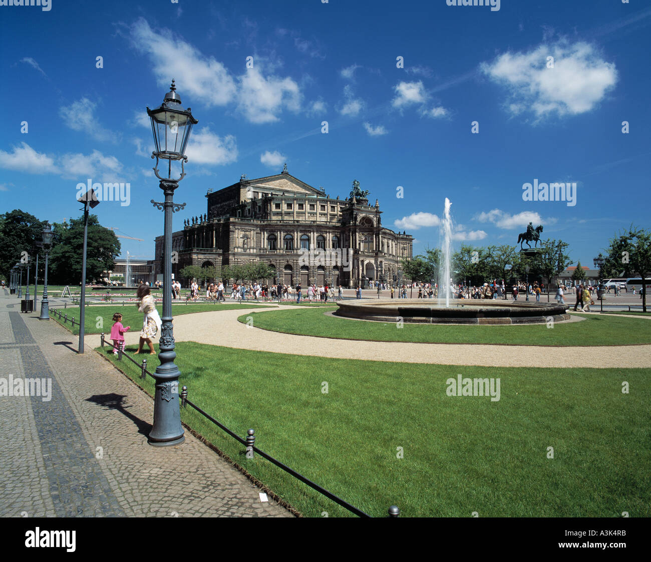 Theaterplatz mit Semperoper und Reiterstatue Koenig Johann in Dresden, Elbe, Sachsen Stock Photo