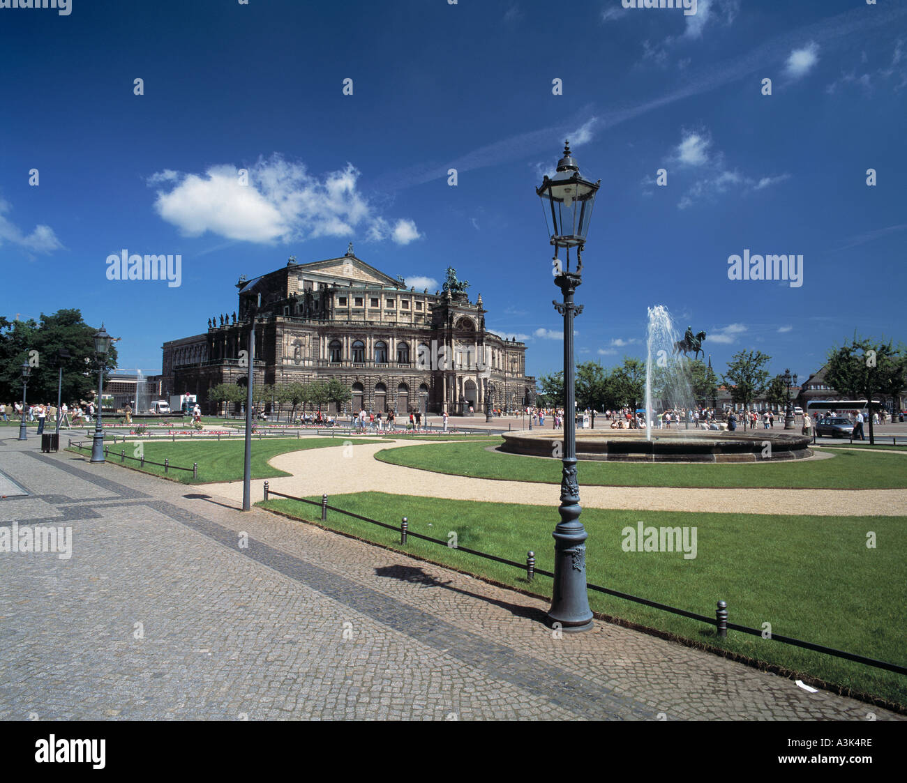 Theaterplatz mit Semperoper und Reiterstatue Koenig Johann in Dresden, Elbe, Sachsen Stock Photo