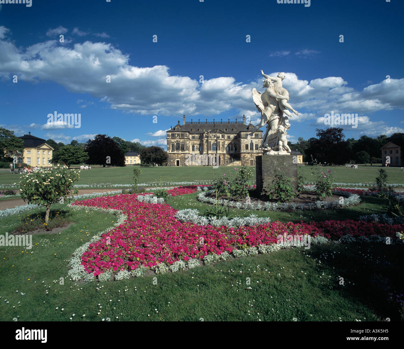Grosser Garten in Dresden mit Gartenpalais und Skulpturengruppe Stock