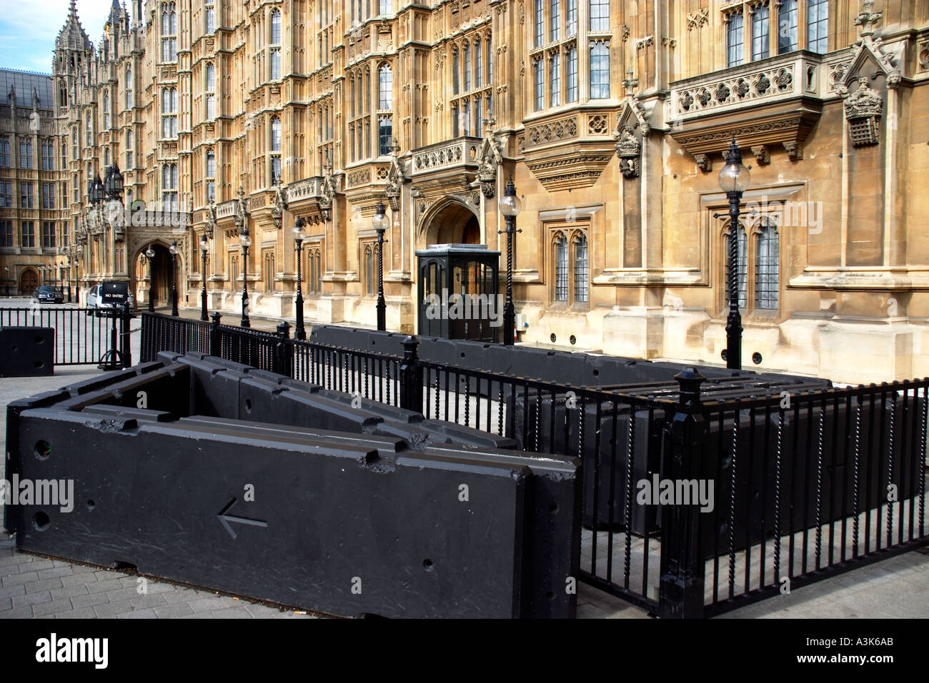concrete-security-barriers-cordon-wall-outside-the-houses-of-parliament-A3K6AB.jpg