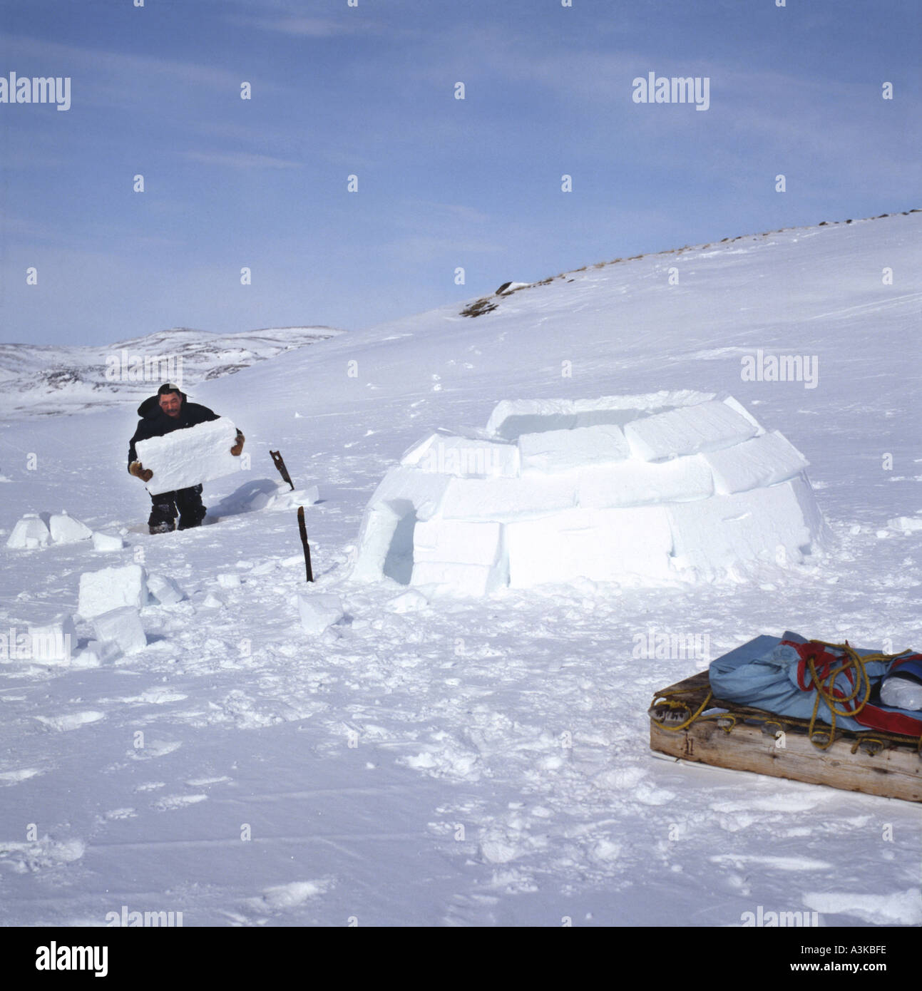 Building an Igloo Nunavut Stock Photo - Alamy