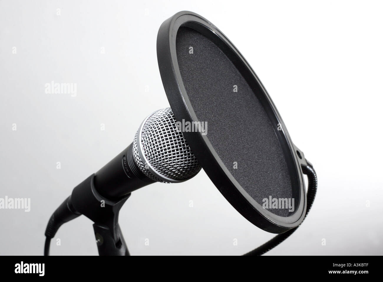 Dynamic microphone stand pop screen mic singer hires stock photography and images Alamy