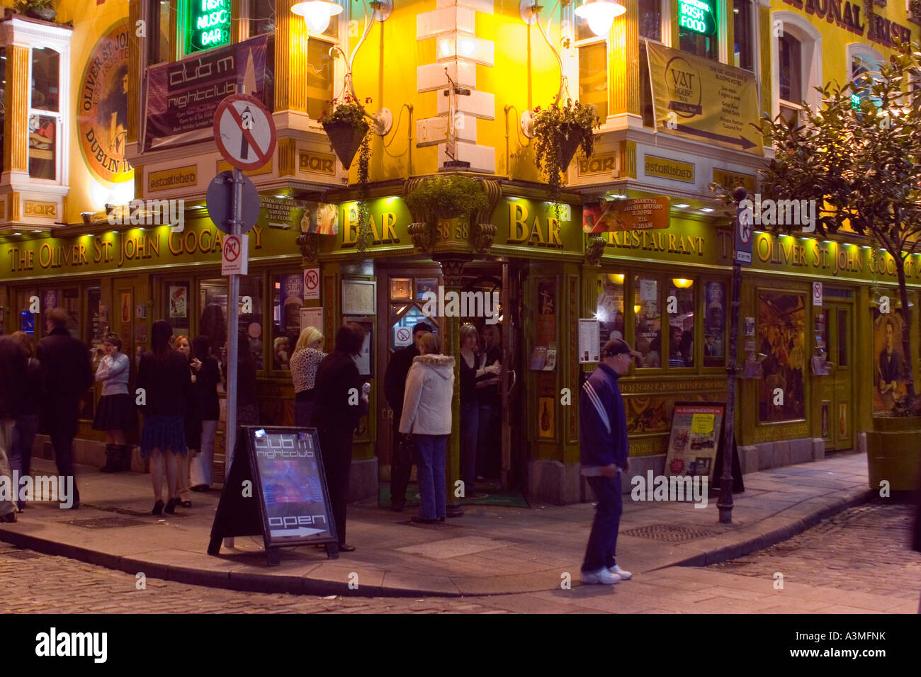 Temple Bar area Dublin by night Stock Photo Alamy
