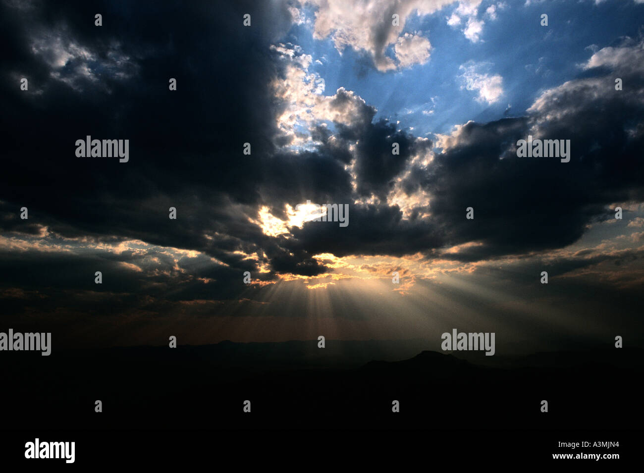 Light shafts hi-res stock photography and images - Alamy