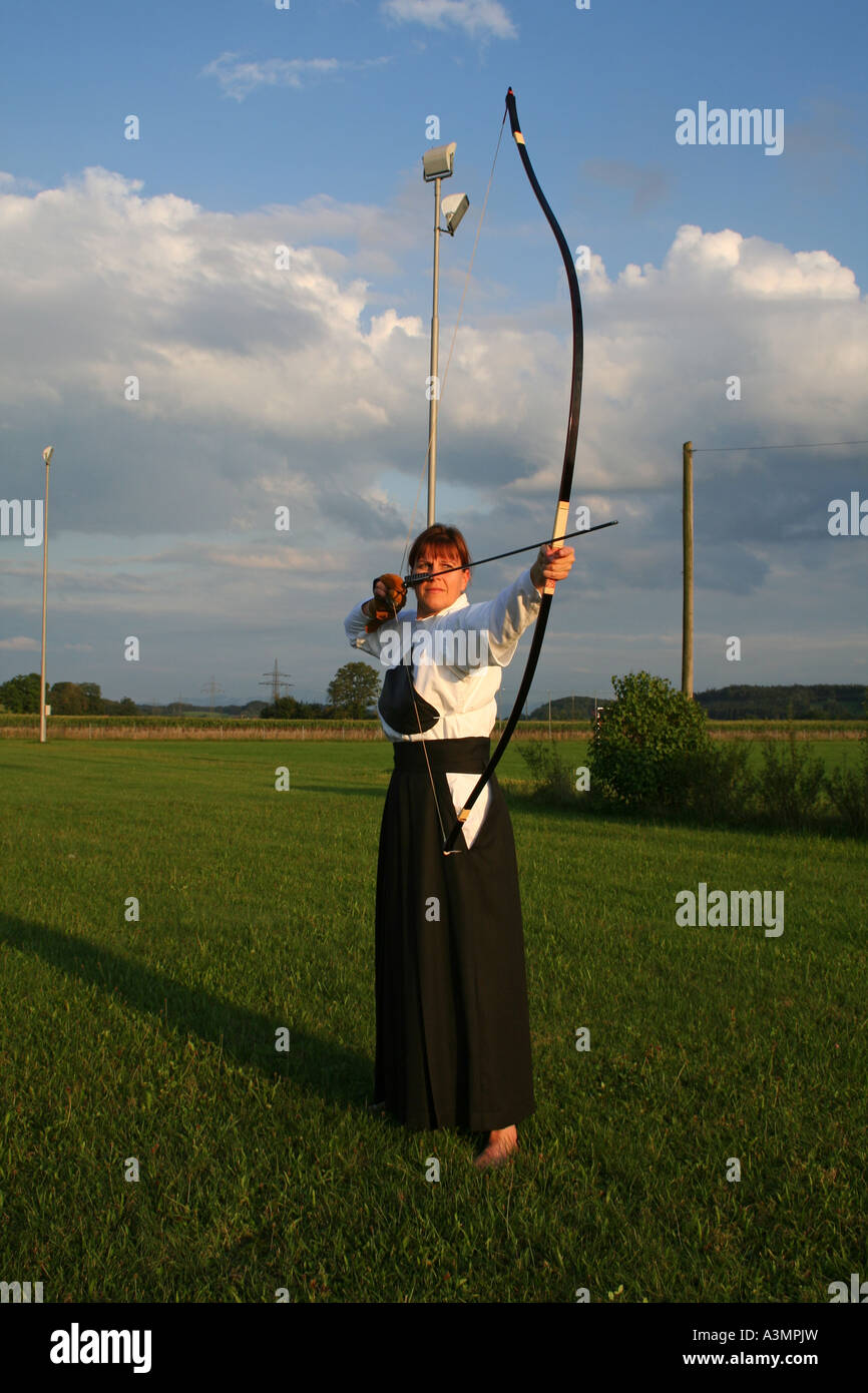 Archer woman shooting bow hi-res stock photography and images - Alamy