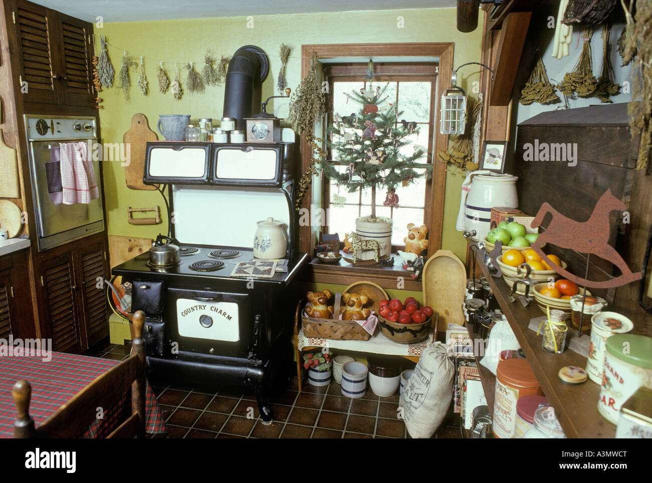 https://c8.alamy.com/comp/A3MWCT/early-american-kitchen-room-fireplace-tree-ornaments-antique-black-A3MWCT.jpg