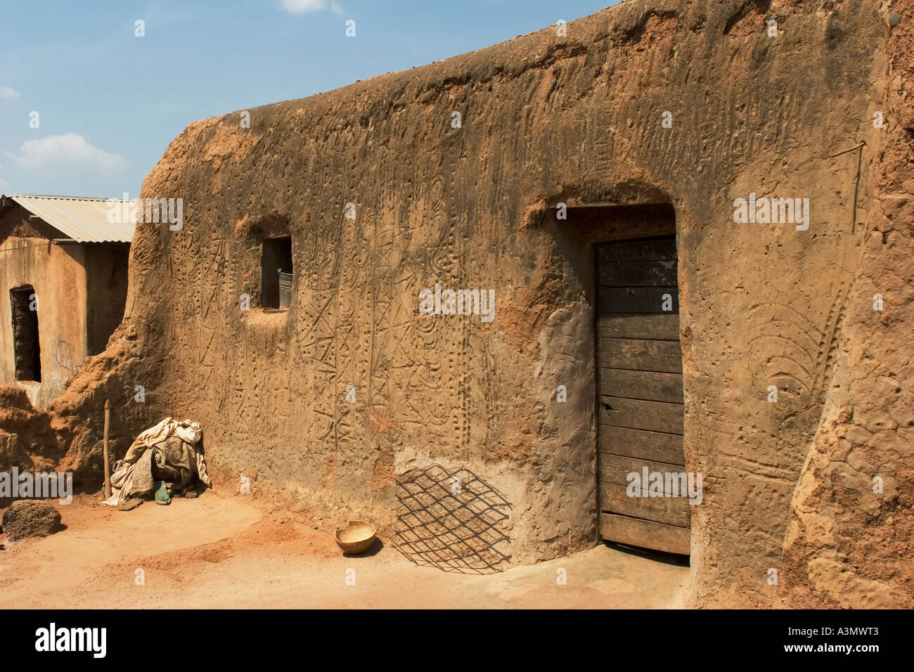 Village house Larabanga Ghana showing vernacular architecture with patterned mud wall Stock Photo