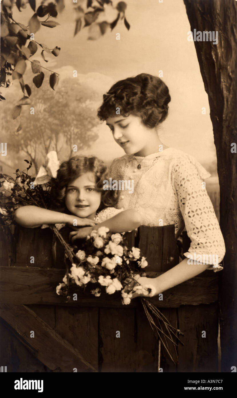 Mom and daughter vintage hi-res stock photography and images - Alamy